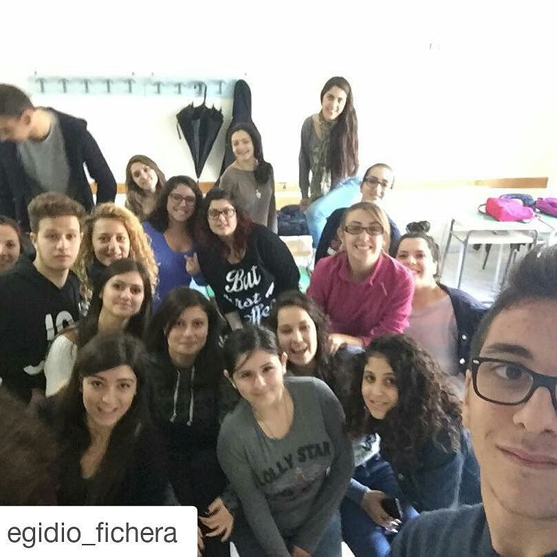 skuolanet's tweet photo. Grazie @egidio_fichera
#class #4IV #liceoscientifico #school #selfie #photo #skuolanet https://t.co/qEFNUe0W6r