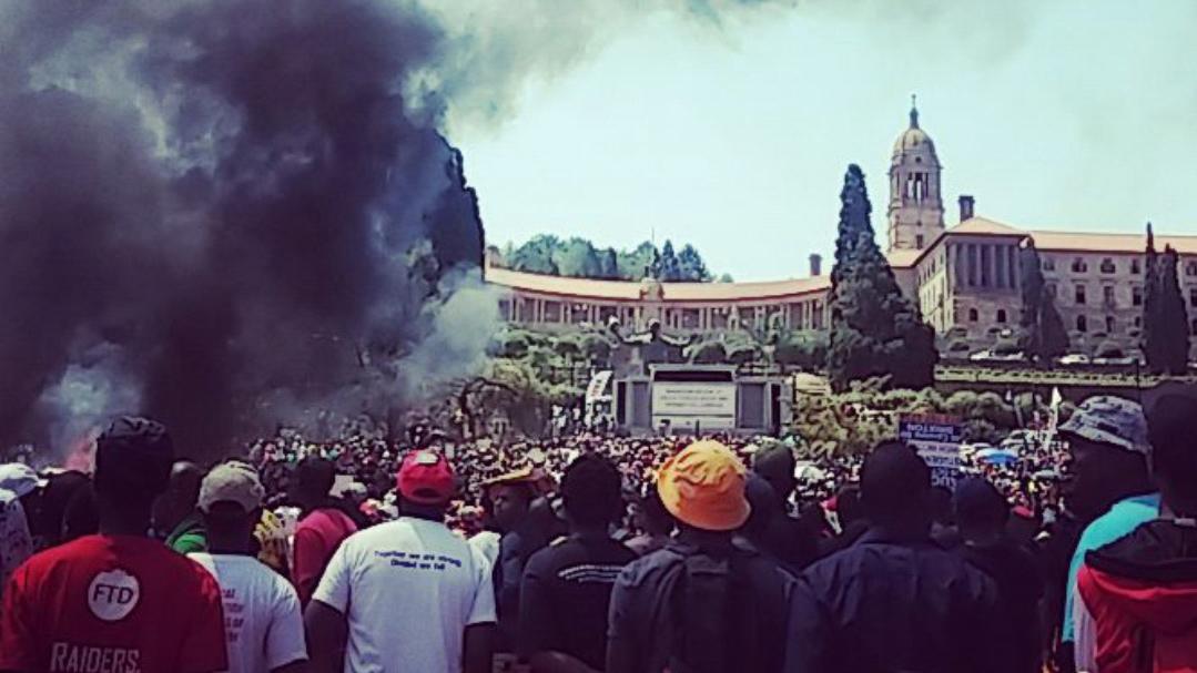 BrentJvV's tweet photo. Nelson Mandela statue watch as chaos erupts #UnionBuilding. His legacy of democracy being destroyed! #FeesMustFall https://t.co/bdNetoOYDa