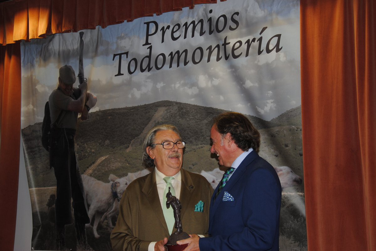 AEREHALAS's tweet photo. #aerehalas José L. Dominguez, premio a la personalidad venatoria @Blogmonteros @felixsm @RociodeAndres @JCazadores https://t.co/33ActUqh2k