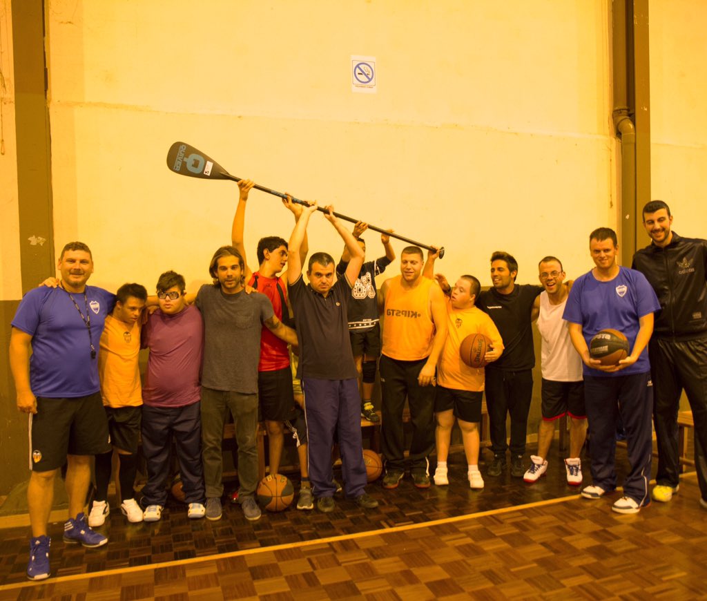crecenpositivo's tweet photo. Visita de @Javi_Canario de @SupSkull para explicar la jornada de #SUP del #Domingo. #SUP4All #StandUpPaddle https://t.co/pYvunavtIf