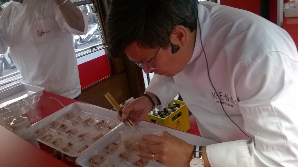 carlitos19831's tweet photo. The show cooking with @LuisArevaloKena in #expoincitta #tiradito #quinoa #Milan.  @PeruAMilano a good organization https://t.co/mBWUm4CprG