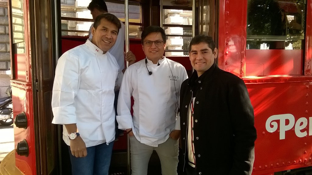 carlitos19831's tweet photo. The show cooking with @LuisArevaloKena in #expoincitta #tiradito #quinoa #Milan.  @PeruAMilano a good organization https://t.co/mBWUm4CprG