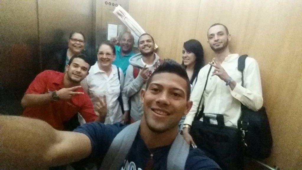 upr_b's tweet photo. Hoy es viernes!!!...¡NOS QUEDAMOS EN EL ASCENSOR CON LA RECTORA! https://t.co/wAXVQOxIXG