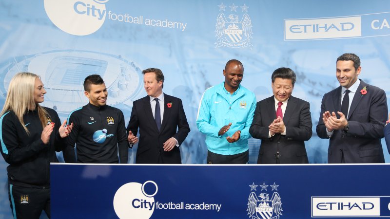 ManCityTH's tweet photo. ประธานาธิบดีสี ลินผิง&นายกรัฐมนตรี @David_Cameron เยี่ยมชมสโมสร #CFAStateVisit https://t.co/UbrXN494eb #MCFCThai : https://t.co/Pp3c89dm0q