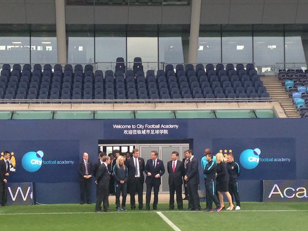 ManCityKOR's tweet photo. 중국 국가 주석 시진핑 그리고 영국 총리 데이빗 카메론이 시티의 CFA를 방문하였습니다. #CFAStateVisit
자세한 내용: https://t.co/lWnudRQ1IS
#MCFCKorean https://t.co/JtqKxygB1A