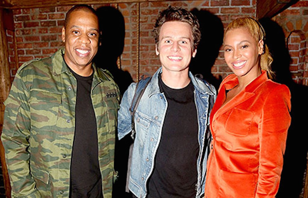 usweekly's tweet photo. Just a casual hang: https://t.co/xWVRTPWf06 https://t.co/VcYXJCO9YL