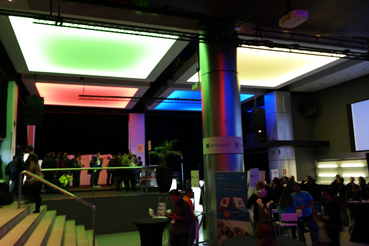 SanchezM_J's tweet photo. Así vivimos el evento de #helloWindows10 @MicrosoftES @windowsespana https://t.co/QH5ca26ntB https://t.co/NkLsJcrI3j