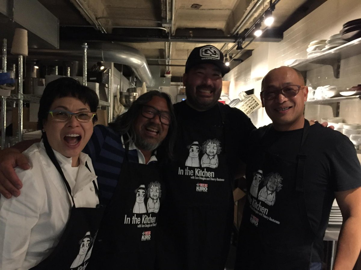 etgigantor's tweet image. Good times, cooking at our @winglukemuseum auction dinner. Thanks @maonoseattle and @BaBarSeattle🍔