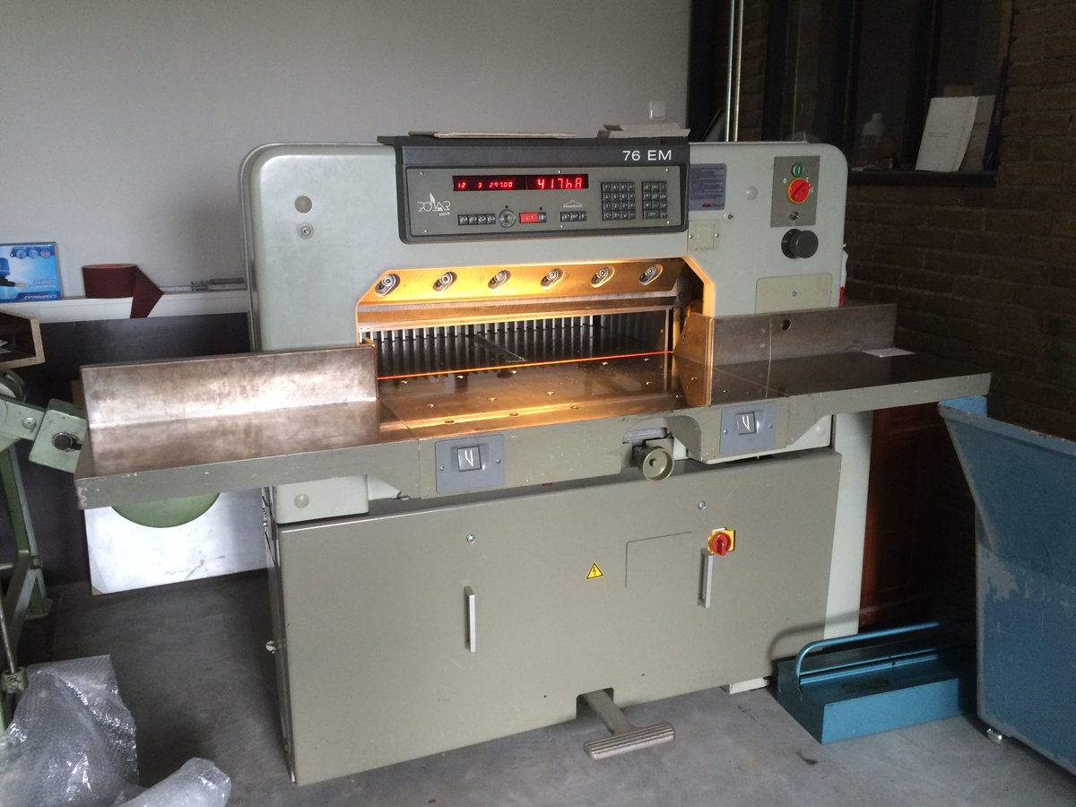 Afscheid genomen van de oude Polar snijmachine van de Bildtse Post (1960). Nu een nieuwe Polar EM76 uit 1994!