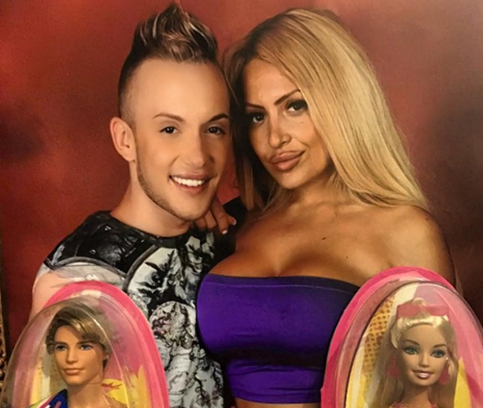 Le_Figaro's tweet photo. 😮 Ils dépensent près de 300.000 euros pour ressembler à Barbie et Ken https://t.co/P8Ef4D4vFv https://t.co/iV537R7OLK