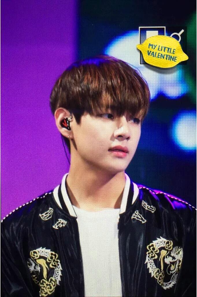 baebblytae's tweet photo. taehyung got a haircut I'm crying he's so cute.💖😍 https://t.co/qJdzRPOamY