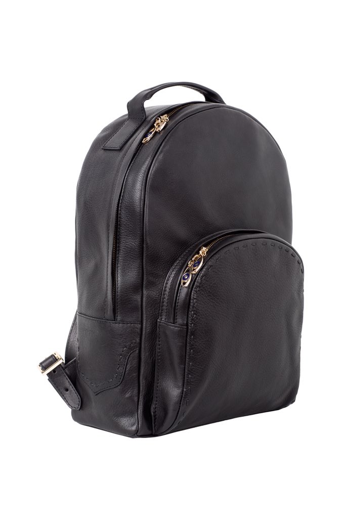Our Yapo black leather backpack is the perfect companion for the weekend :)