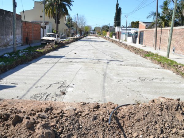 QuiqueSlezack's tweet photo. Colocación de un tanque de elevación de 25.000 litros, obras en la Cuenca del Canal Watzenborn , más asfaltos Bsso https://t.co/NVRwPe52xf