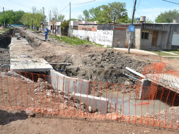 QuiqueSlezack's tweet photo. Colocación de un tanque de elevación de 25.000 litros, obras en la Cuenca del Canal Watzenborn , más asfaltos Bsso https://t.co/NVRwPe52xf