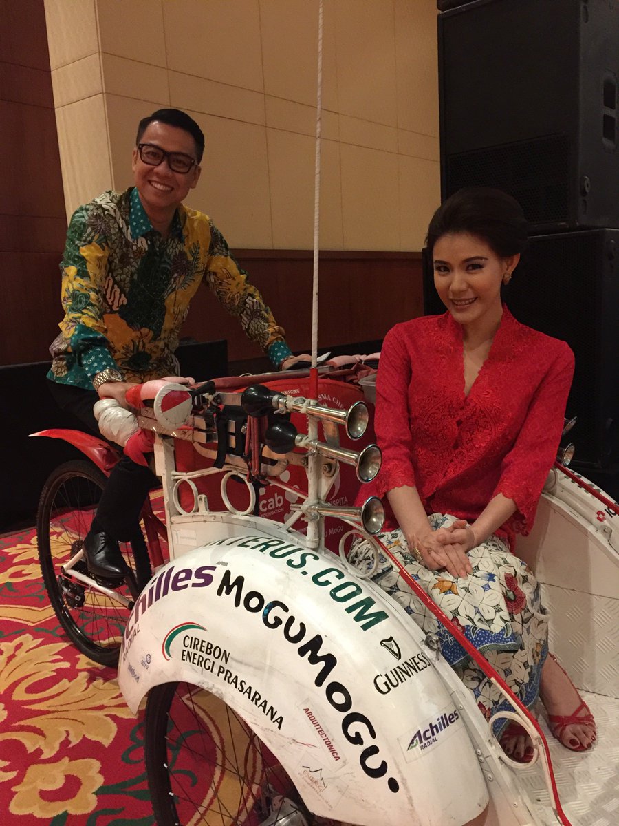 HilbramDunar's tweet photo. Sebelum MC malam ini. The Power of Tradition, The Power of Good by YCAB with @olgaLy_dia. #angelofchange https://t.co/uWodQosQhp