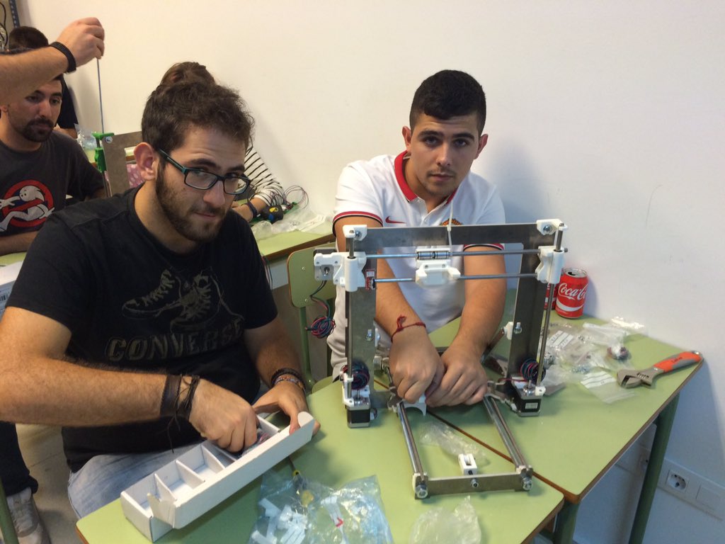AEPrint3D's tweet photo. En pleno montaje @Manu_05_1993 https://t.co/63Akwci8B5