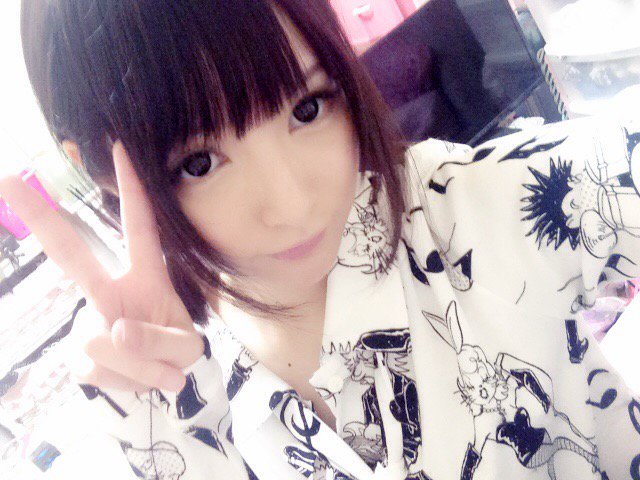 昨日はイベントありがとーねー♡♡♡  きょうは派手派手なシャツでお出かけ(・&forall;・) https://t.co/D02VaDo62i