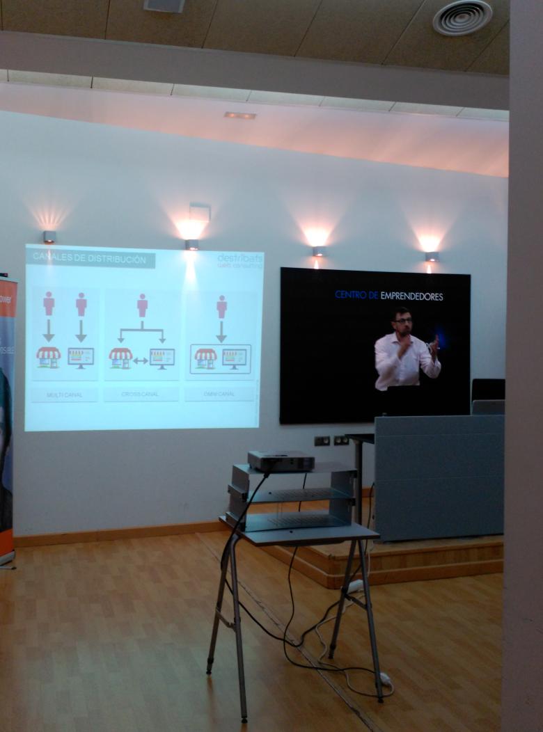 zakers_'s tweet photo. Canales de distribución... El futuro?...El omnicanal, un todo en uno...la red como eje del comercio. #zakeando https://t.co/CkvKFRpRbl