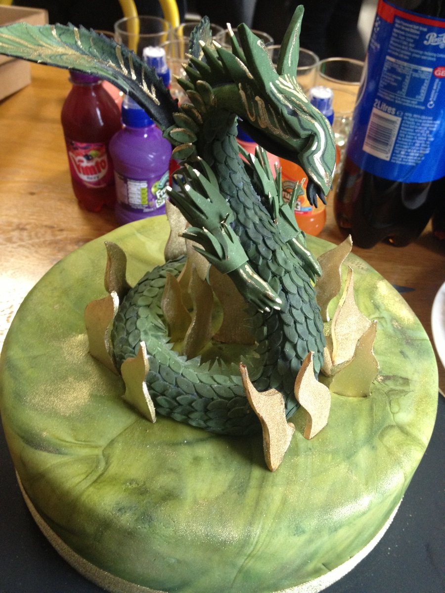 GuildWars2_ES's tweet photo. Hoy hemos celebrado el lanzamiento de #GW2HoT en la oficina europea con una tarta muy especial. ^DO https://t.co/YCkkiQnOEe