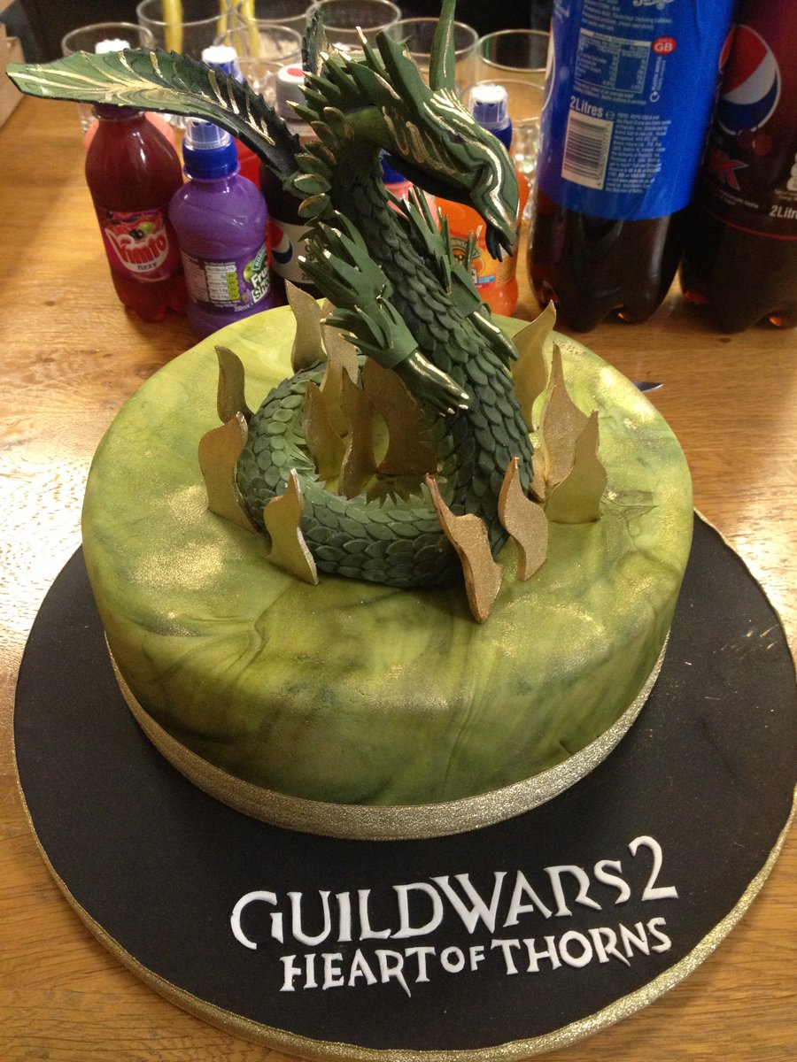GuildWars2_ES's tweet photo. Hoy hemos celebrado el lanzamiento de #GW2HoT en la oficina europea con una tarta muy especial. ^DO https://t.co/YCkkiQnOEe