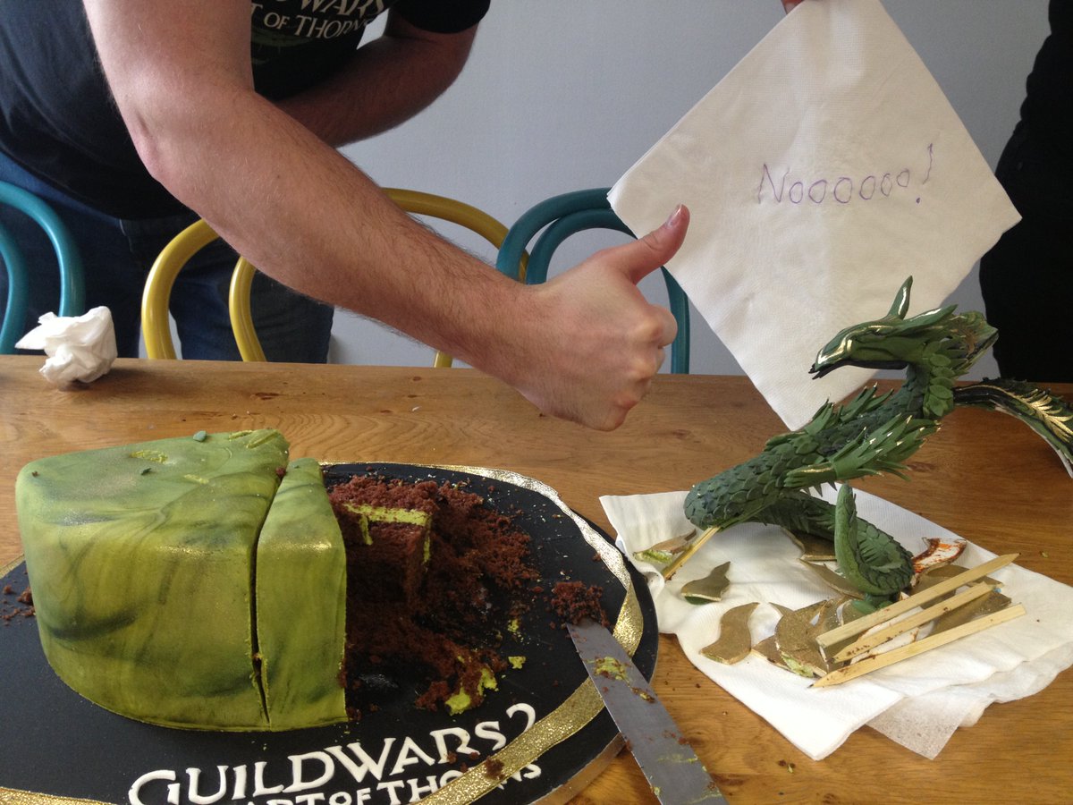 GuildWars2_ES's tweet photo. Hoy hemos celebrado el lanzamiento de #GW2HoT en la oficina europea con una tarta muy especial. ^DO https://t.co/YCkkiQnOEe