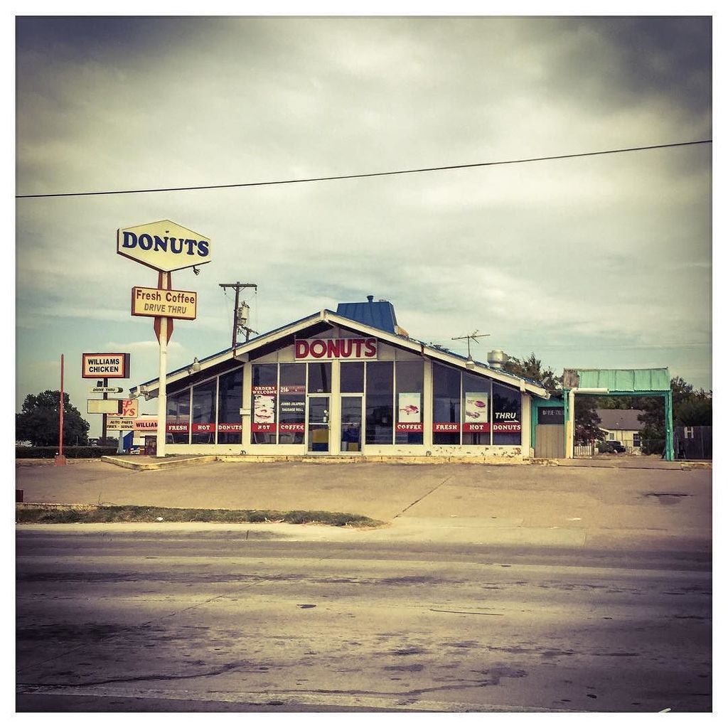 alexisfleisig's tweet photo. North America loves Donuts. #sign #signporn #signgeeks #signjunkies #dallas #roadsideameri… https://t.co/IBcsT0amPs https://t.co/BR4Ul1v5sA