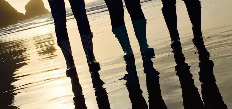 magjo28's tweet photo. Rain boots make me happy☺️. #topleftusa #oregoncoast #haystackrock #canonbeach https://t.co/cKtPIKZ1i6