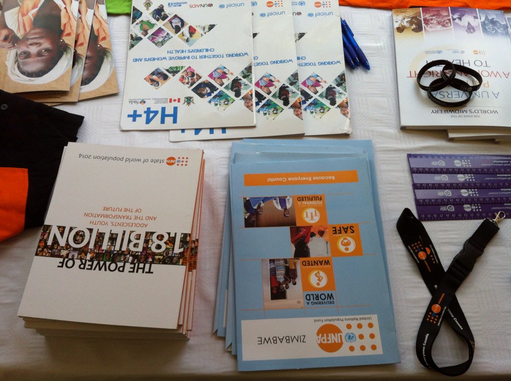 UNFPA_Zimbabwe's tweet photo. Guests visiting our @UNFPA stand at @UNZimbabwe #UNDay2015 @cheikh https://t.co/UHjVnDHED7