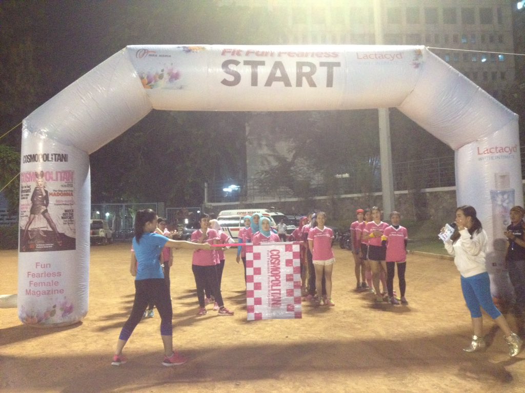 CosmoIndonesia's tweet photo. Para peserta #fitfunfearless sudah siap di garis start. Ayo ladies, beri semangat pada fearless woman. @Lactacyd_ID https://t.co/OtFUdLW0SE