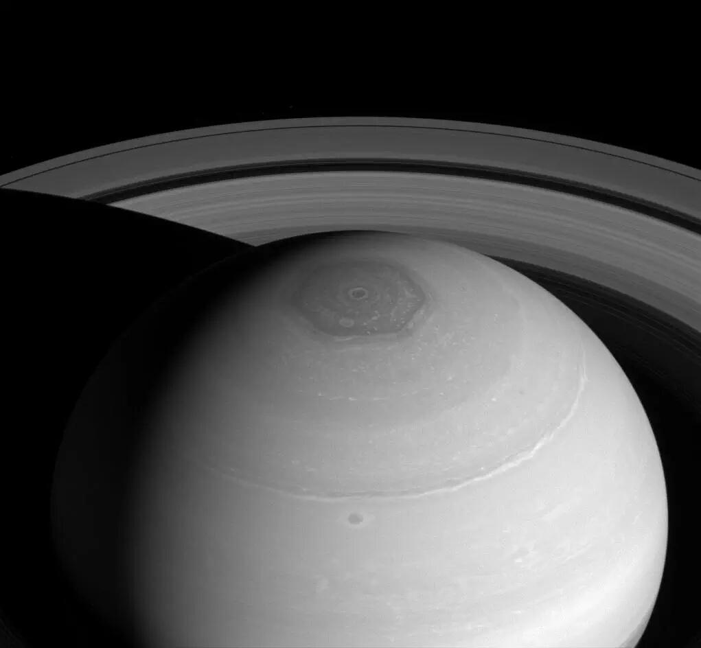 MKChanMK's tweet image. RT @Braun23Austin
@CassiniSaturn flies by Saturn&apos;s mysterious &quot;hexagon&quot;
#AstronomyNight #solarsystem #unknownobject