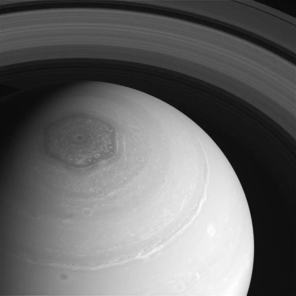 MKChanMK's tweet image. RT @Braun23Austin
@CassiniSaturn flies by Saturn&apos;s mysterious &quot;hexagon&quot;
#AstronomyNight #solarsystem #unknownobject