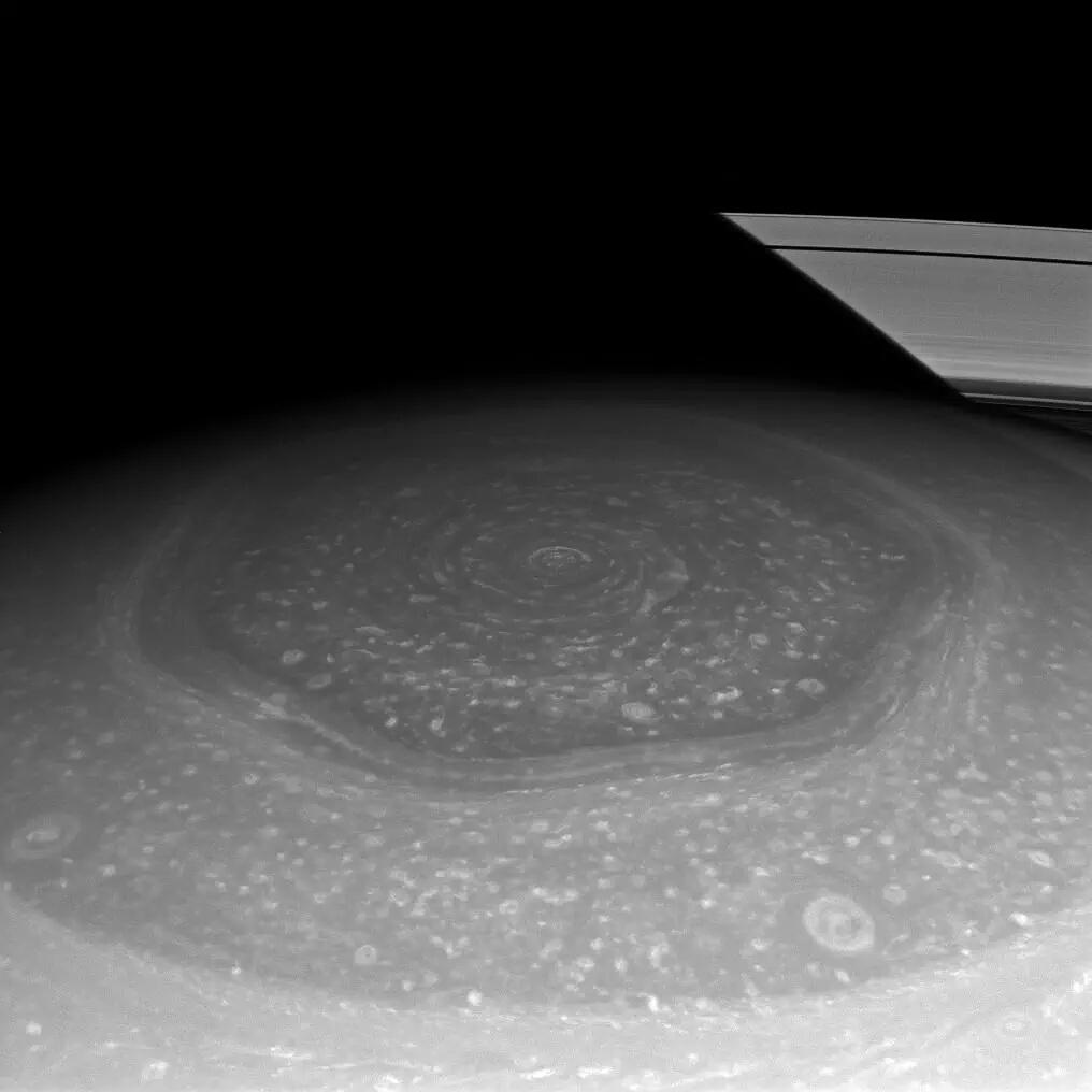 MKChanMK's tweet image. RT @Braun23Austin
@CassiniSaturn flies by Saturn&apos;s mysterious &quot;hexagon&quot;
#AstronomyNight #solarsystem #unknownobject