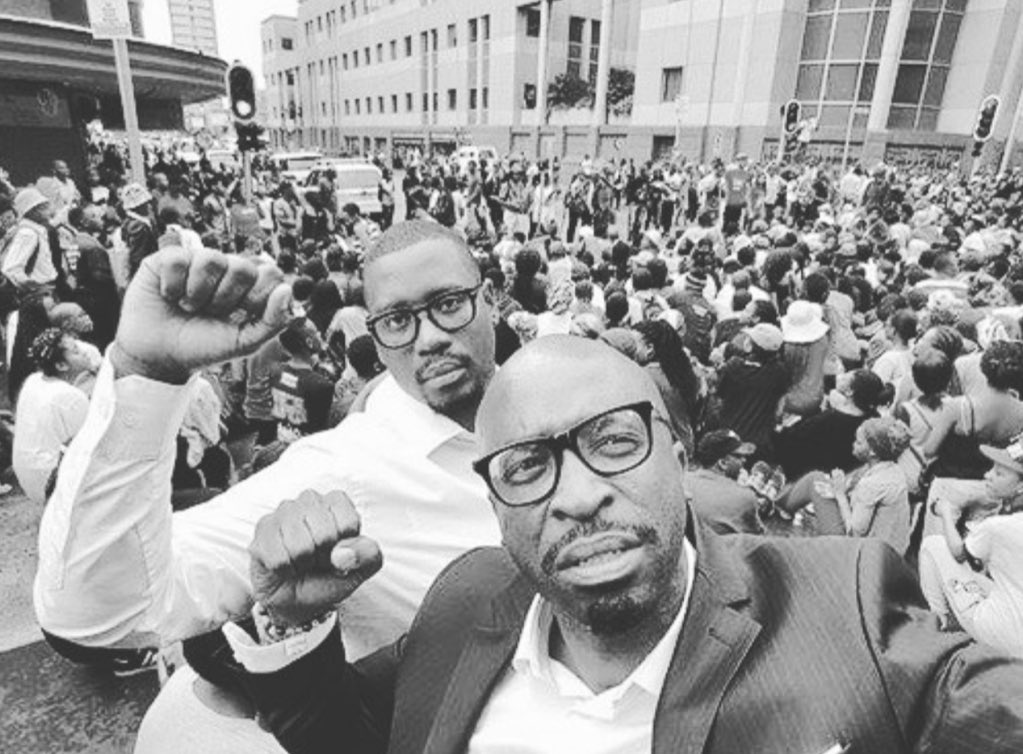 iamsuede's tweet photo. Strong and firm first steps by a passionate and driven youth. You've won the battle, is more to come? #FeesMustAll https://t.co/h6KhwWx6a6