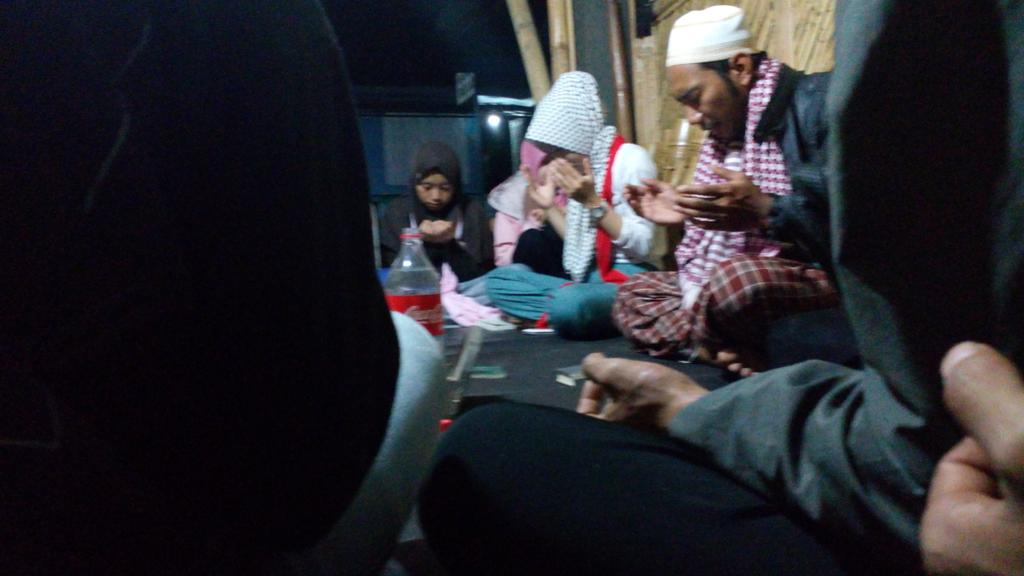 Official_BUTA's tweet photo. Tawasul sebelum Pemberangkatan meuju Kemilau Nusantara 2015 https://t.co/CYmfbdimoM