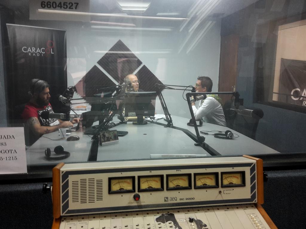 Michel_Maya's tweet photo. Los caleños comienzan el dia escuchando nuestra propuesta a través de caracol radio con Leo Quintero #DistintoATodos https://t.co/khRmcqUFIS
