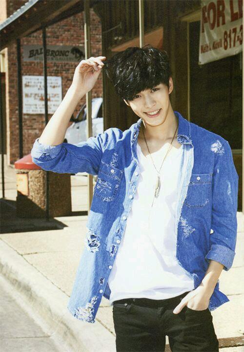 Juliberi's tweet photo. Hongbin 💙 Der ist so geil. https://t.co/AMrhoSpu2x
