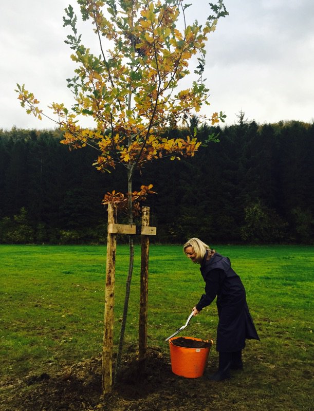 DefraGovUK's tweet image. Elizabeth Truss plants tree to open pioneering nature scheme to better protect Pickering from floods
