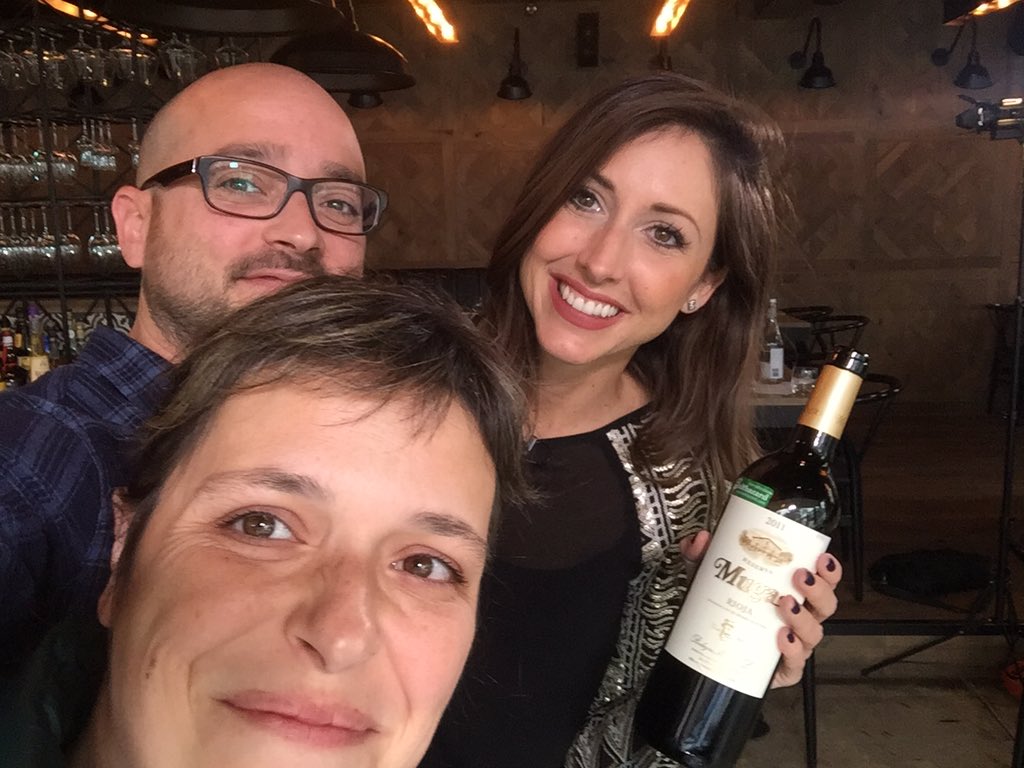 Balthazardo's tweet photo. RT @MunizMe: Un petit coucou du tournage avec @vinsbalthazard &amp; @fleur_pierre @bodegasmuga  @Restomeson @Restotapeo https://t.co/DYkl1qGV6l