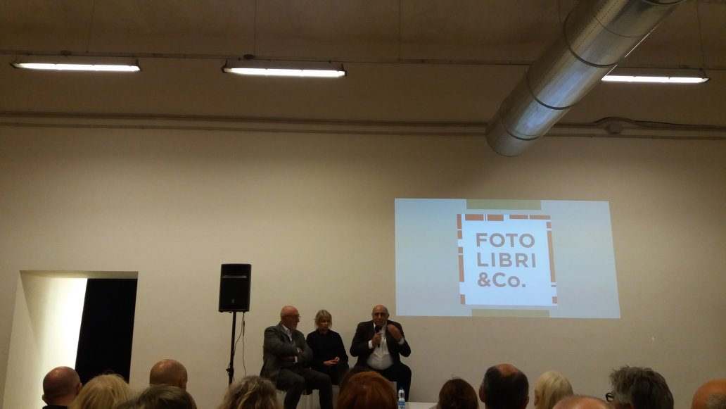 CheLibroViaggio's tweet photo. #Viaggi e #fotografia, ai @frigoriferim inizia bene il mio #BCM15 con #PaoloRumiz e #MonicaBulaj #CheLibroBCM15 https://t.co/DgZm8TAG4j
