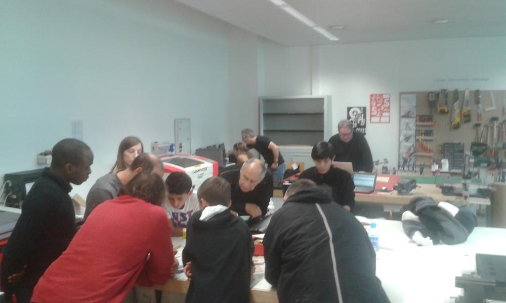 FacLabucp's tweet photo. L' #openfaclab bat son plein, plaisir de voir autant de personnes qui travaillent ensemble #FabLab https://t.co/wcFBtC02pD
