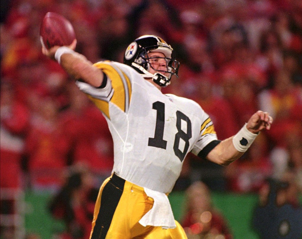 Happy 53rd birthday to former quarterback Mike Tomczak. 