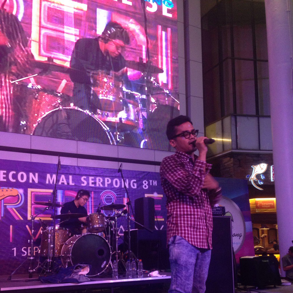 RADIOACTIVE UMNRADIO tweet media