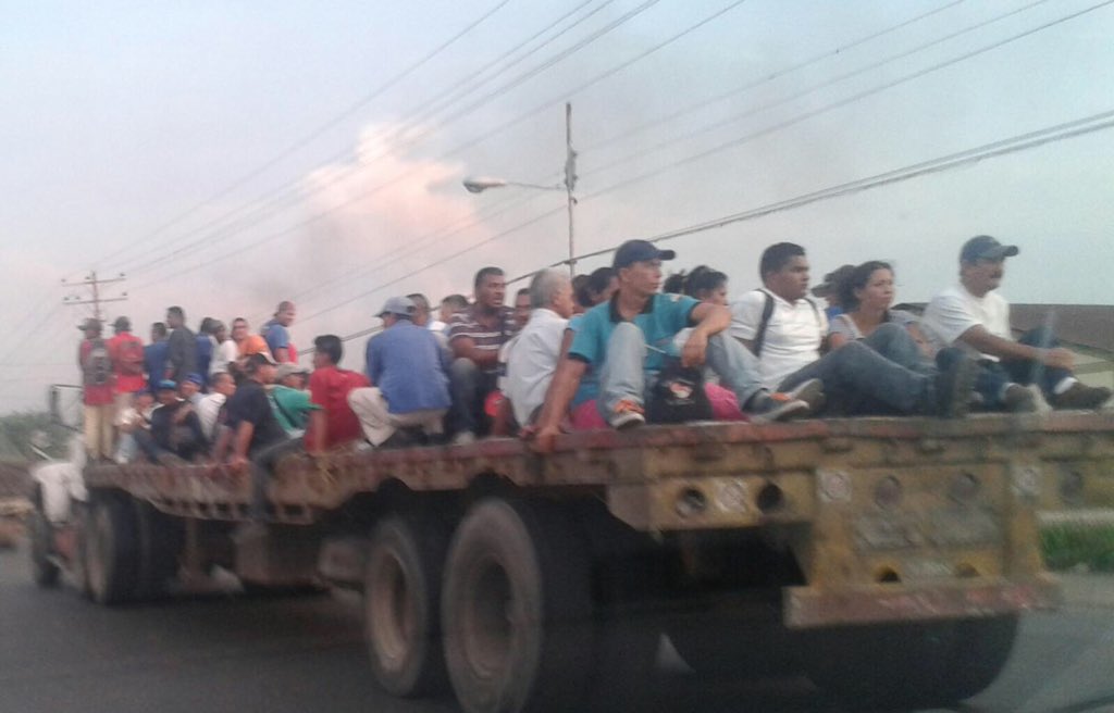CarlosGraffe's tweet photo. Este es el nuevo transporte público para la gente q va entre Güigue y Valencia.

Gran logro d Maduro! https://t.co/GeqO2NC4VD