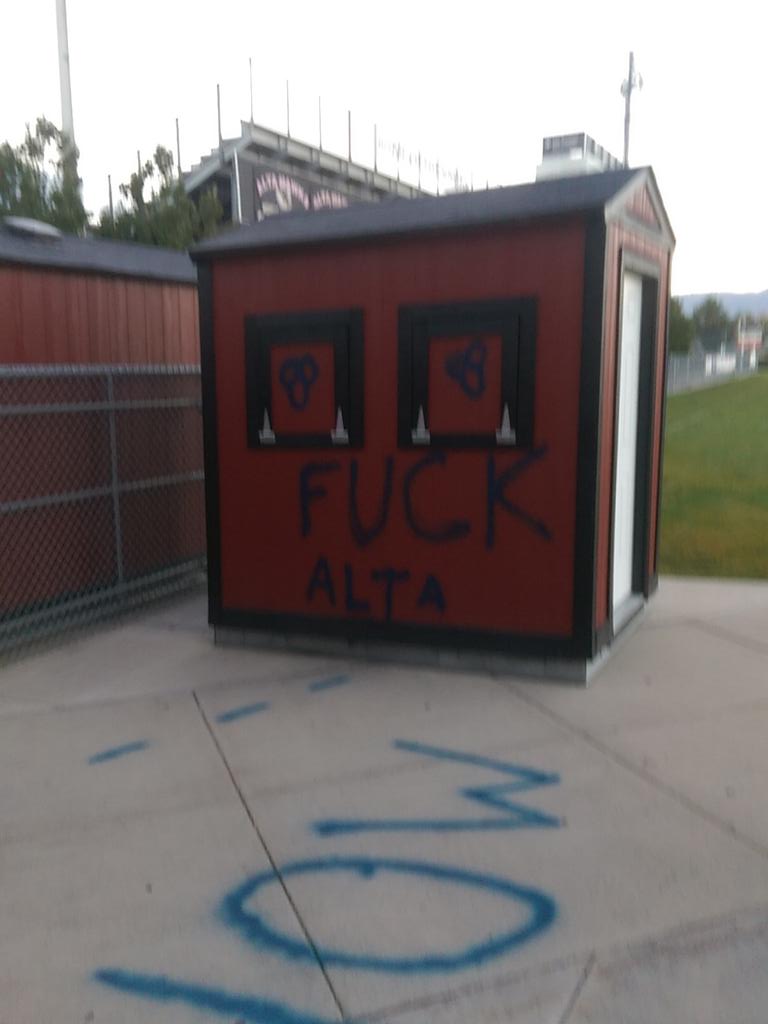 Deweyboyforever's tweet photo. Do you guys feel proud of your school?  Do u take pride in being a charger? https://t.co/wH41U61Icj
