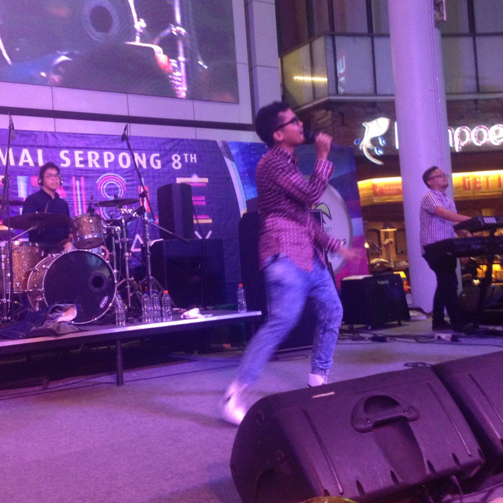 RADIOACTIVE UMNRADIO tweet media