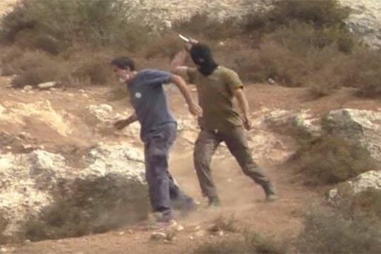 Pales601's tweet photo. An #Israeli squatter trying to stab a jewish rabbi who is helping #Palestinians in harvesting olive trees today https://t.co/MVl0C7GFzT
