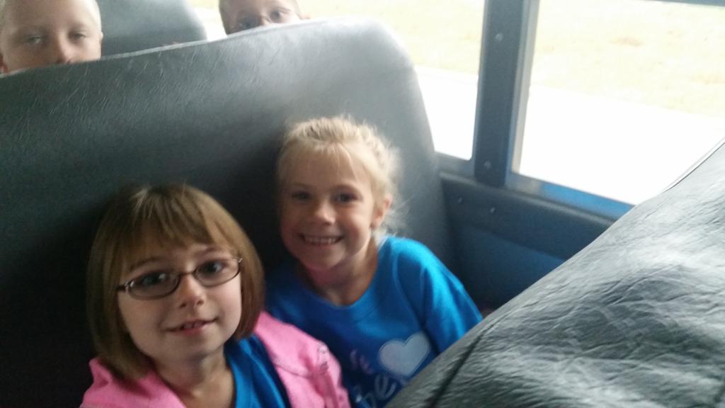 tmillerTopDogs's tweet photo. Top dogs are off to the Apple orchard. Taking the learning outdoors. #apples yum @DHElementary https://t.co/s8x83JQKUT