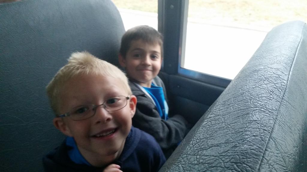 tmillerTopDogs's tweet photo. Top dogs are off to the Apple orchard. Taking the learning outdoors. #apples yum @DHElementary https://t.co/s8x83JQKUT