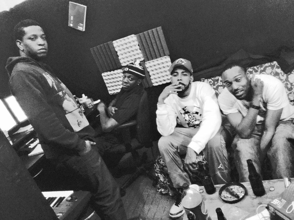 DejaFresh's tweet photo. Stayin Lifted with the camp @DejaFresh @keemosoul @TRUEHUNGERMUSIC @kay_royalace #truehunger #SeeABrother https://t.co/Amjl8177ae