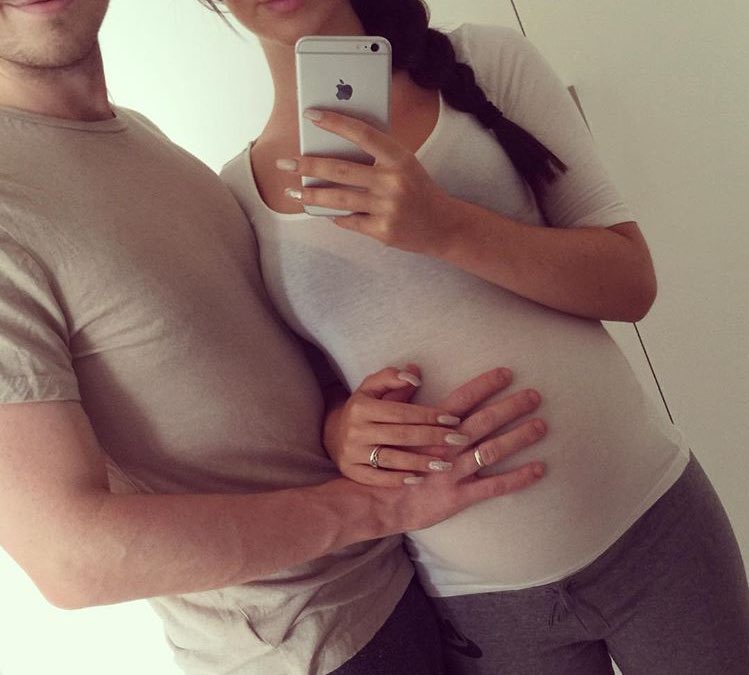 Zar_Taylor's tweet photo. I love you 👫💍💖👶🏼 @ZakZakRiley https://t.co/kPFRWGYK4y